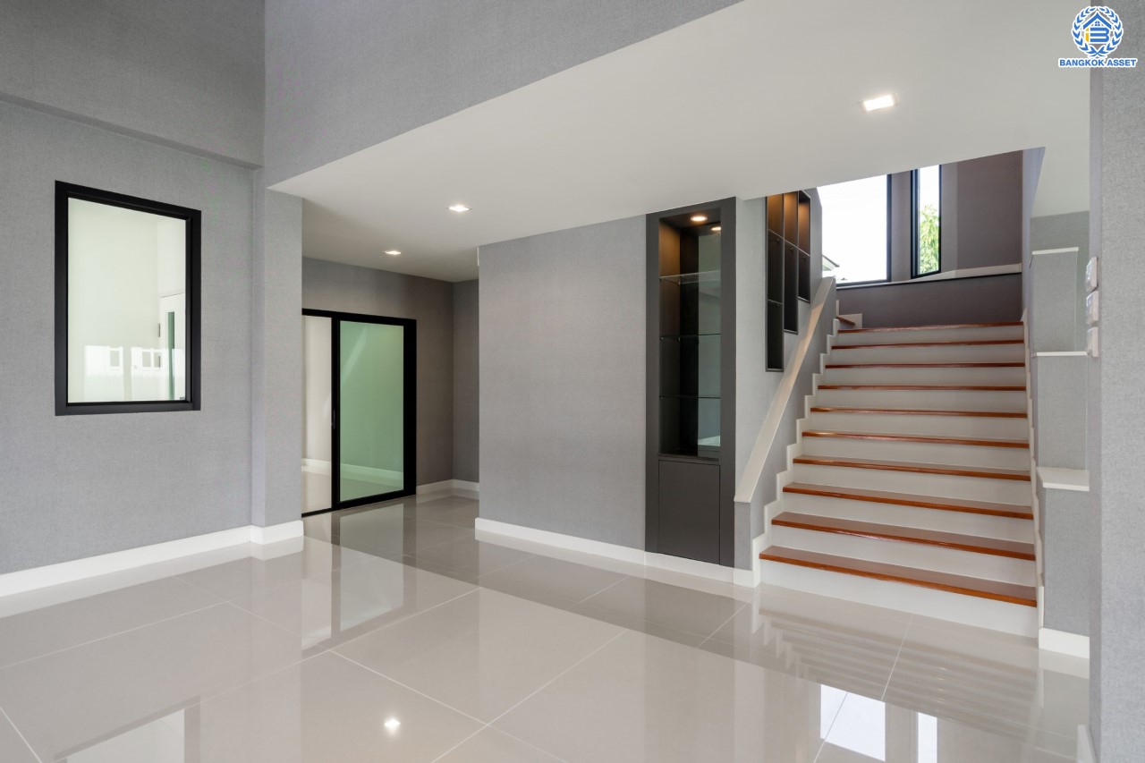 คฤหาสน์หลังใหญ่ตกแต่งใหม่ ม.บ้านสวนดอกไม้ ปิ่นเกล้า ดีไซน์สุด Luxury เนื้อที่ 154.5 ตร.ว. บนพื้นที่ใช้สอยถึง 435 ตร.ม. ฟังก์ชันจัดเต็ม 5 ห้องนอน 6 ห้องน้ำ 1 ห้องแม่บ้าน 2 ห้องอเนกประสงค์ (มีเรือนรับรองด้านข้าง พร้อมห้องน้ำในตัว) จอดรถได้ถึง 4 คัน บนทำเลเชื่อมต่อเมืองอย่างรวดเร็ว ใกล้ทางคู่ขนานลอยฟ้าบรมราชชนนี ทางด่วน "กาญจนาภิเษก" ม.มหิดล และเซ็นทรัลปิ่นเกล้า